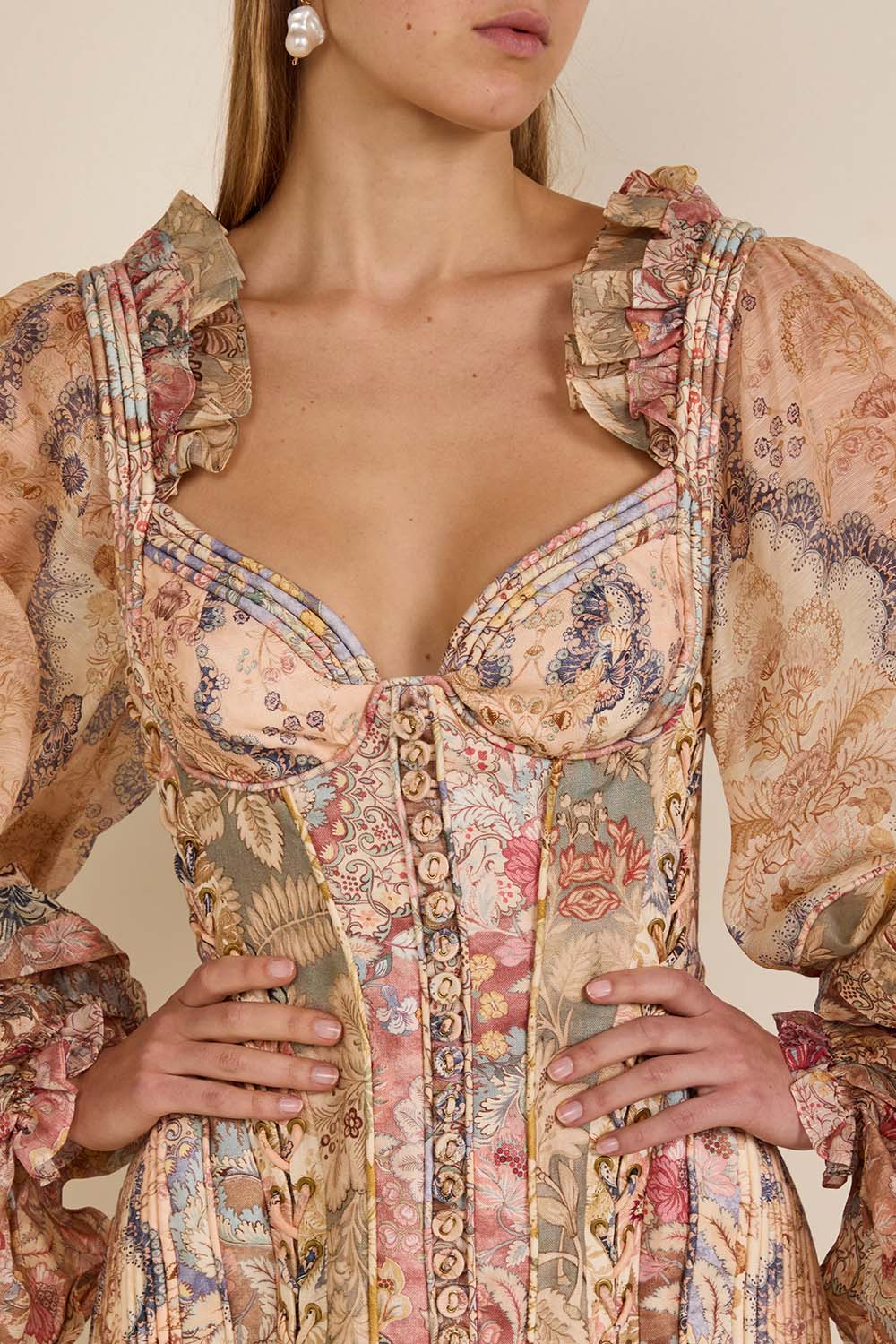 תמונת תקריב דוגמן של שמלת פשתן מיני