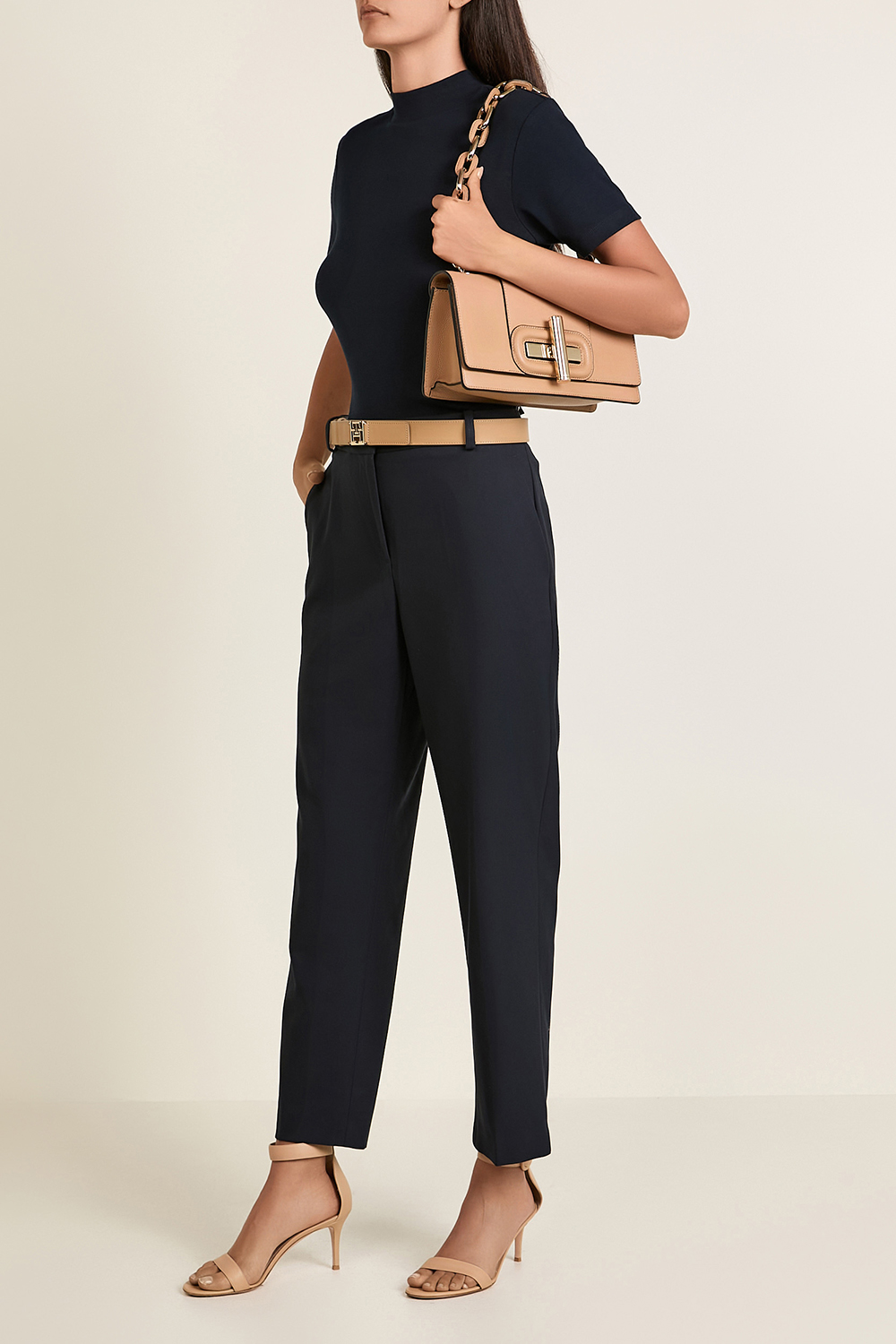 תמונת דוגמן קידמית של חגורת עור