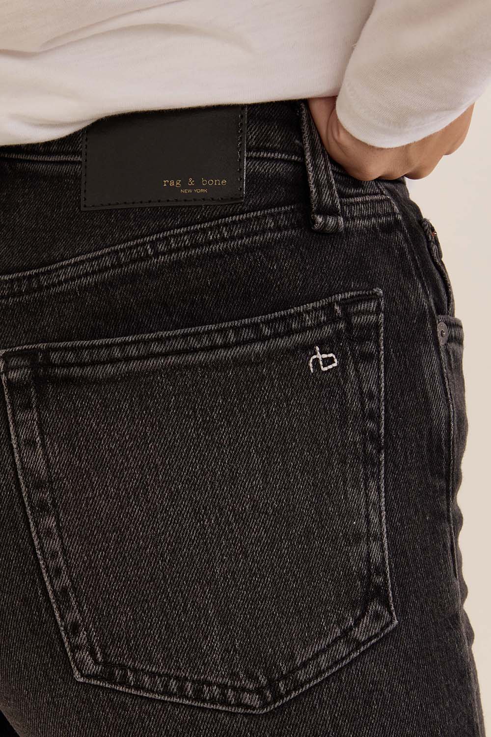 תמונת תקריב דוגמן של מכנסי ג'ינס בגזרה ישרה