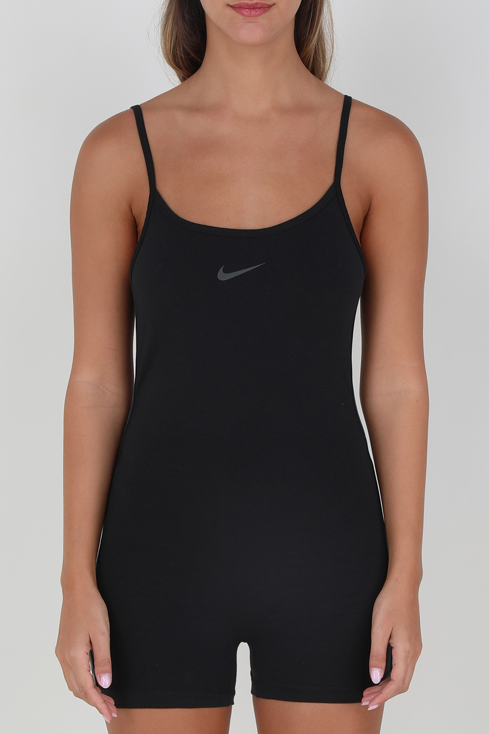 תמונת דוגמן קידמית של אוברול ספורטיבי קצר