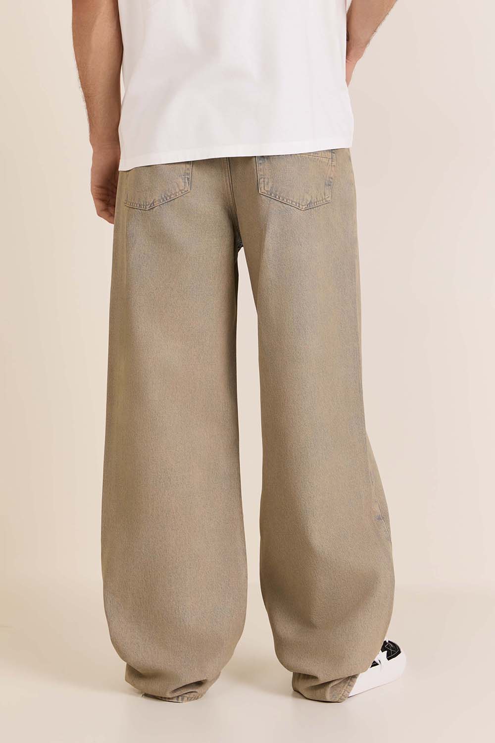 תמונת דוגמן אחורית של מכנסי ג'ינס באגי