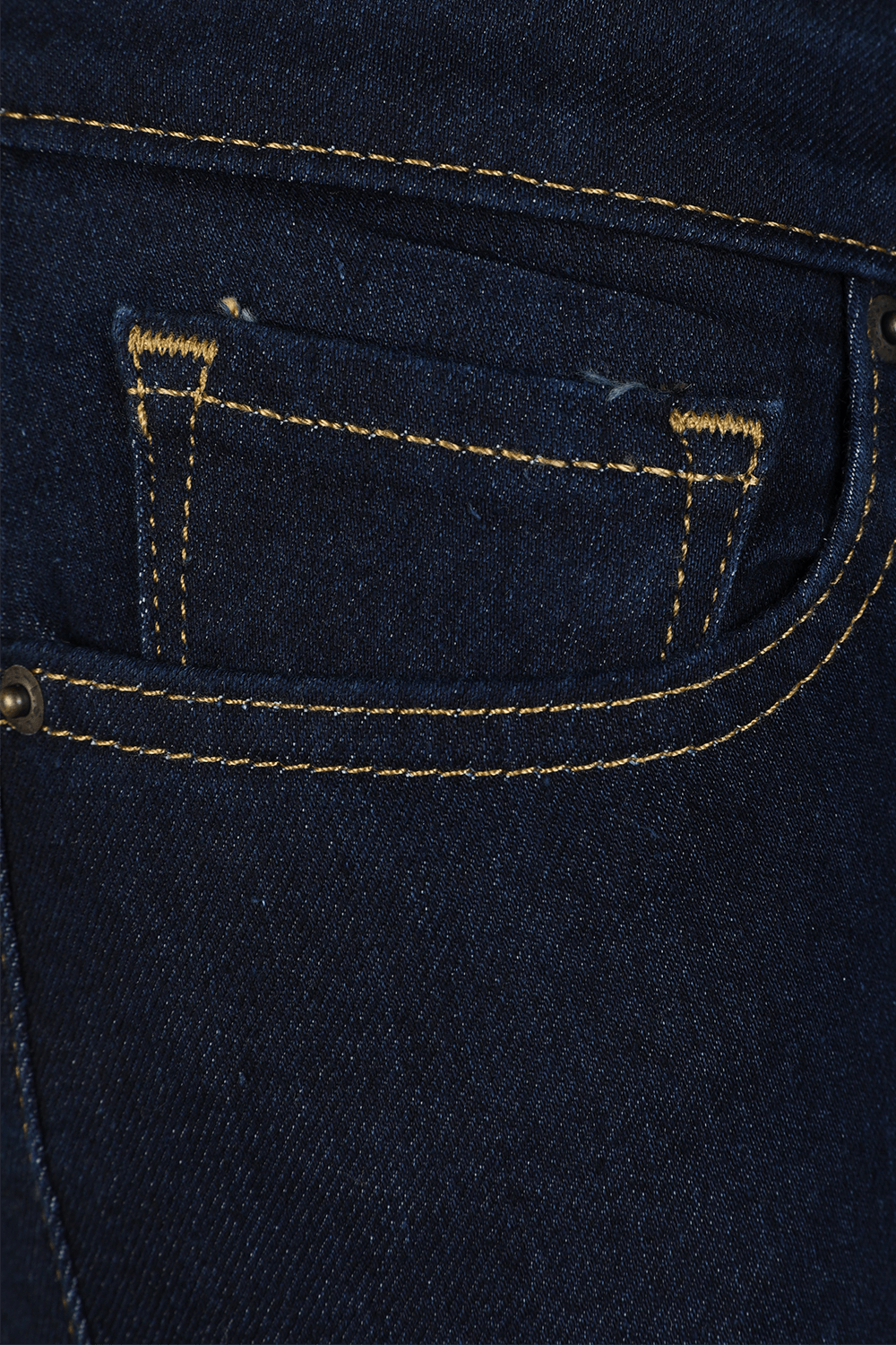 תמונה אחורית של מכנסי סקיני ג'ינס 711