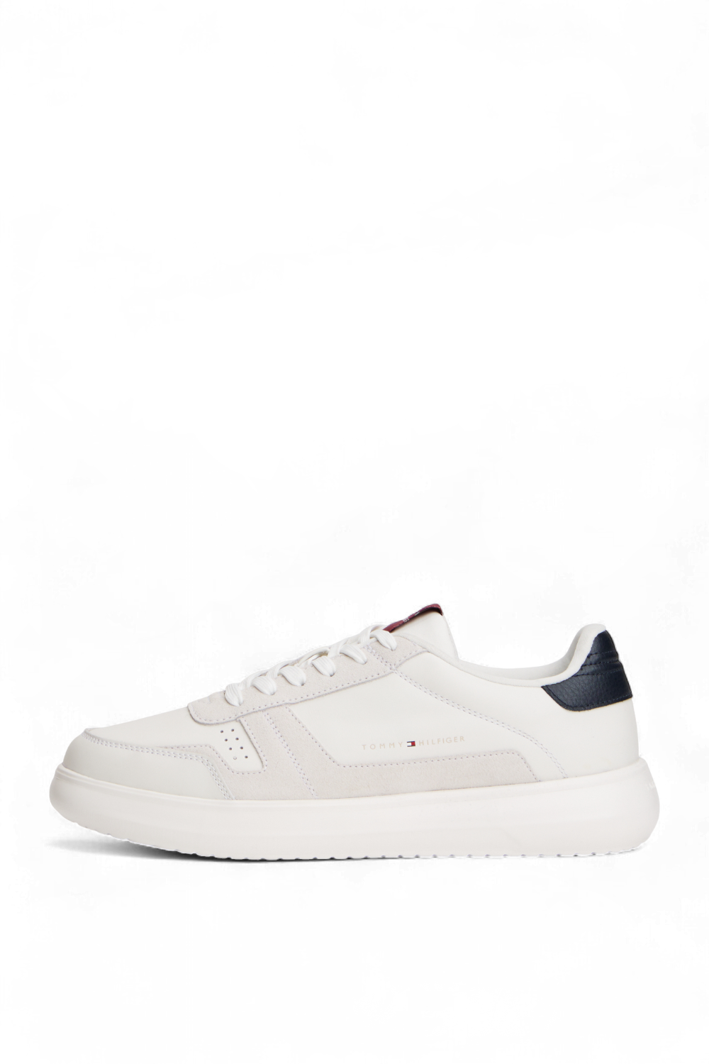 תמונה אחורית של נעלי סניקרס