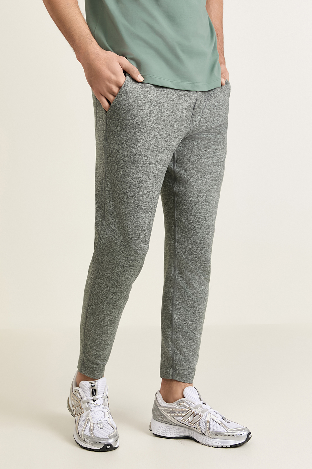 תמונת דוגמן קידמית של Soft Jersey Tapered Pant