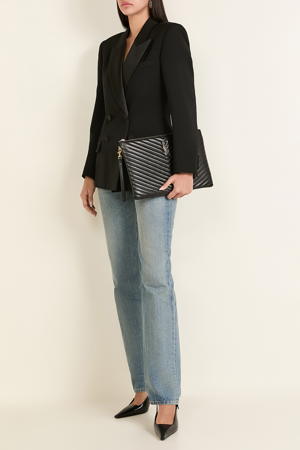 תמונת דוגמן קידמית של תיק קלאץ' שחור עם תפרי קווילט