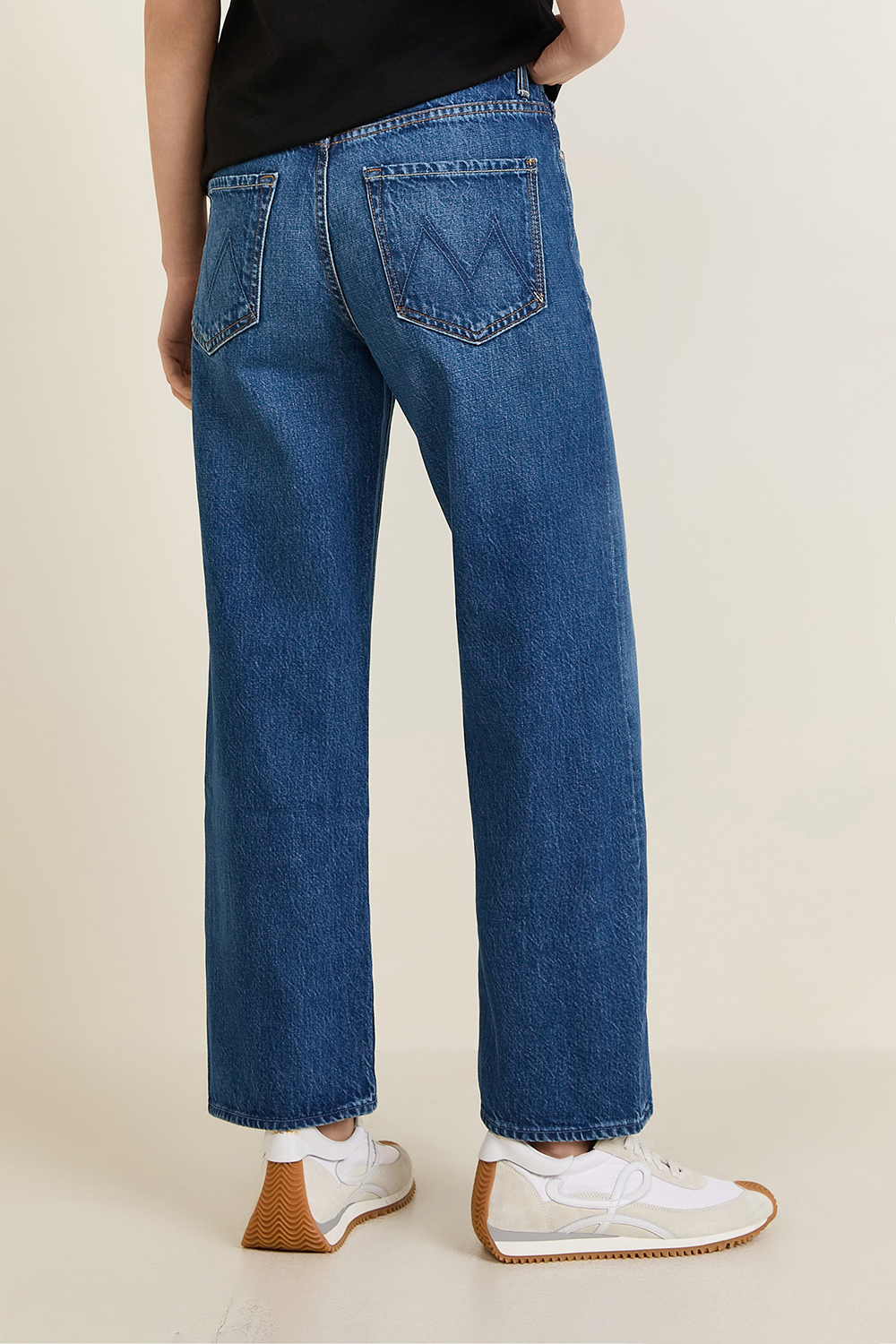 תמונת דוגמן אחורית של מכנסי ג'ינס ישרים