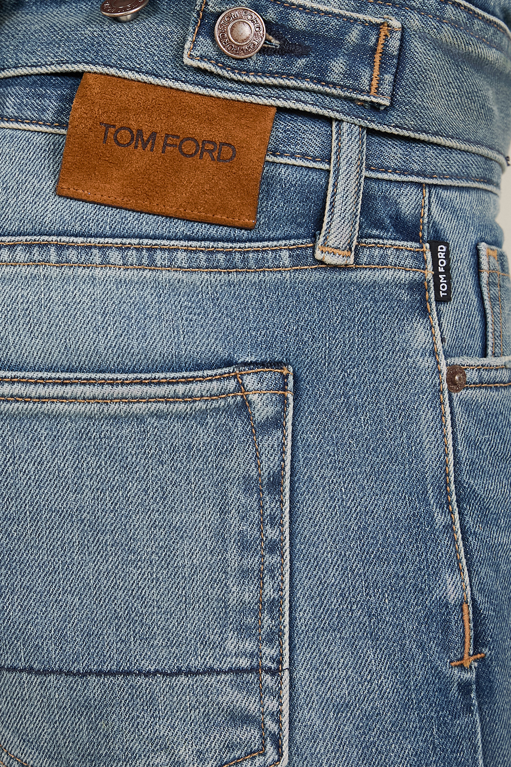 תמונת תקריב דוגמן של מכנסי ג'ינס בגזרה ישרה