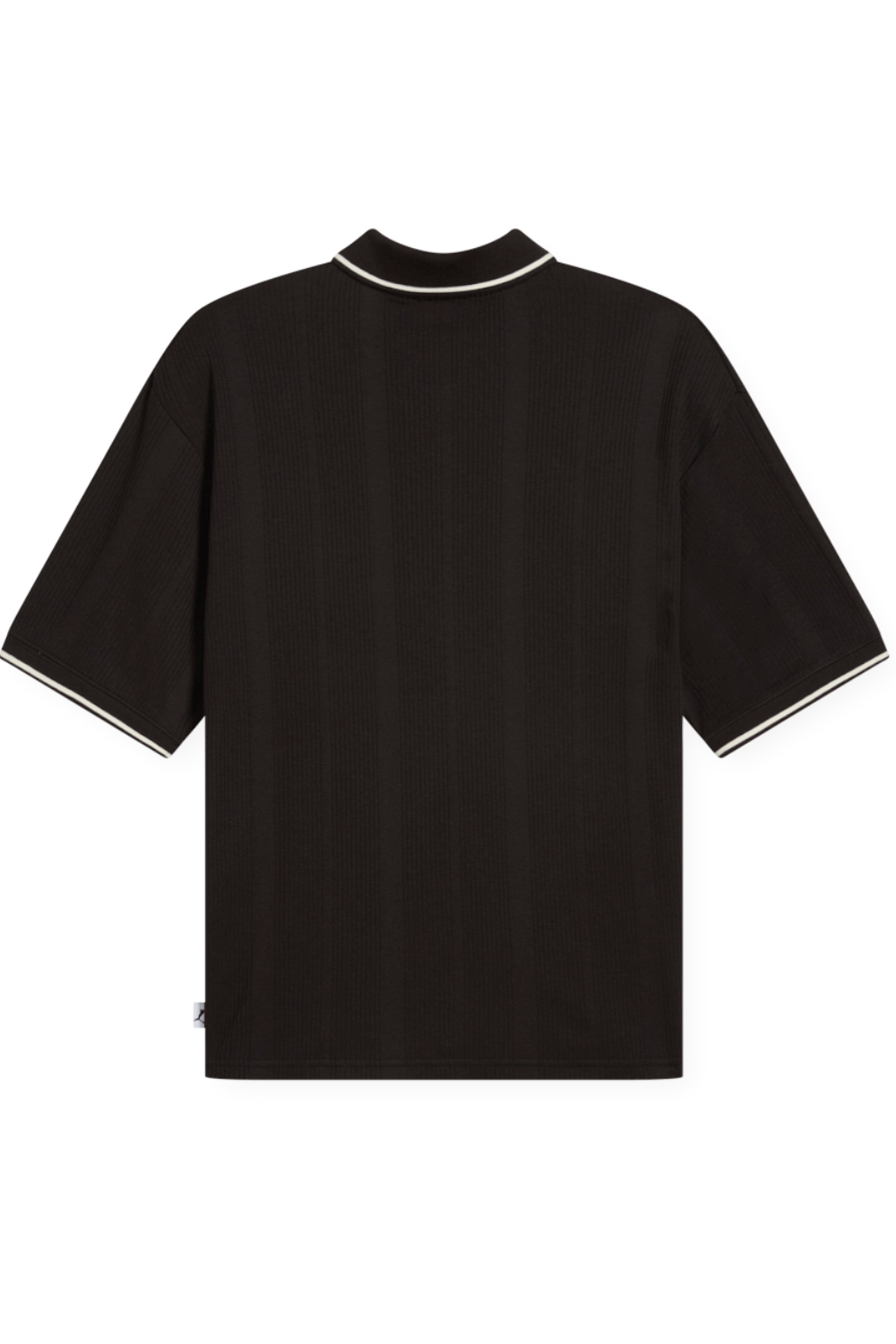 תמונה אחורית של חולצת פולו