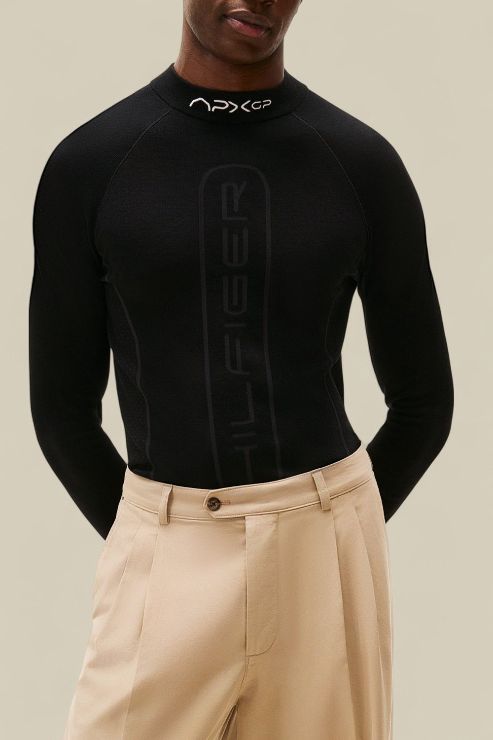 תמונת דוגמן קידמית של טומי הילפיגר X סרט פורמולה 1 חולצת גולף