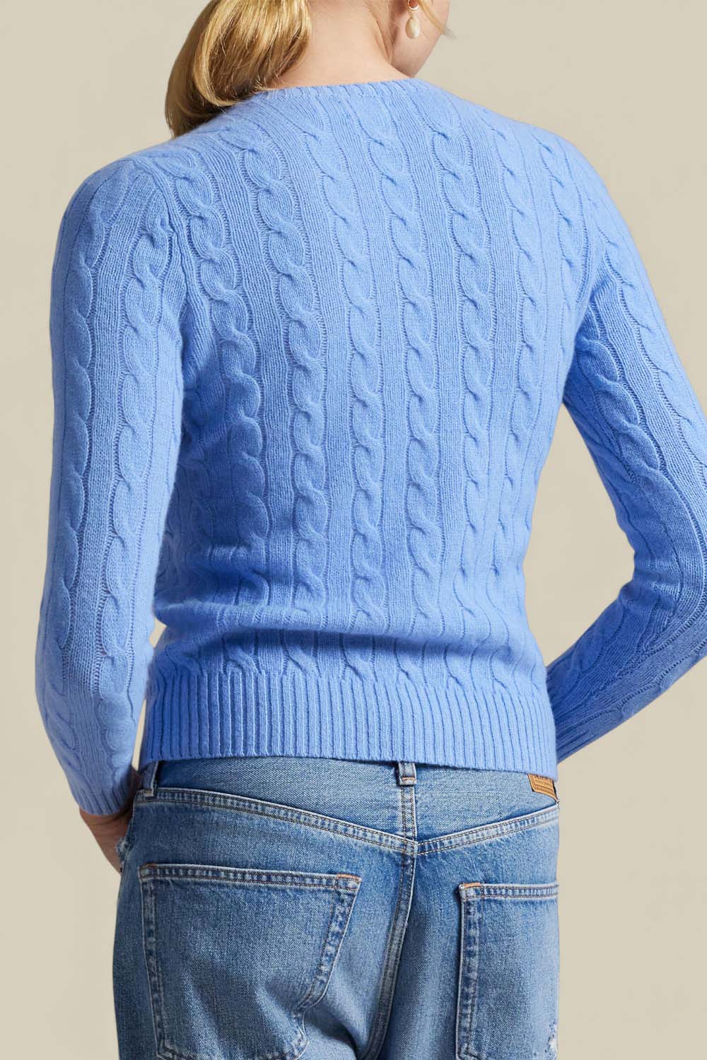 תמונת דוגמן אחורית של סריג צמר וקשמיר