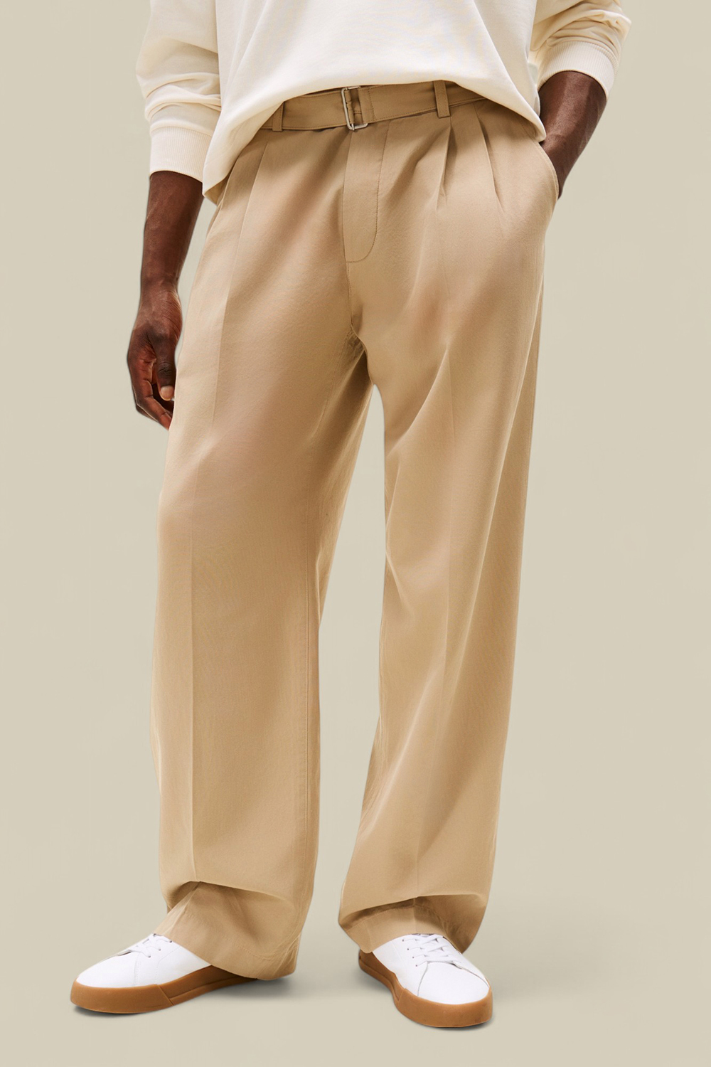 תמונת דוגמן קידמית של טומי הילפיגר X סרט פורמולה 1 מכנסי צ'ינו