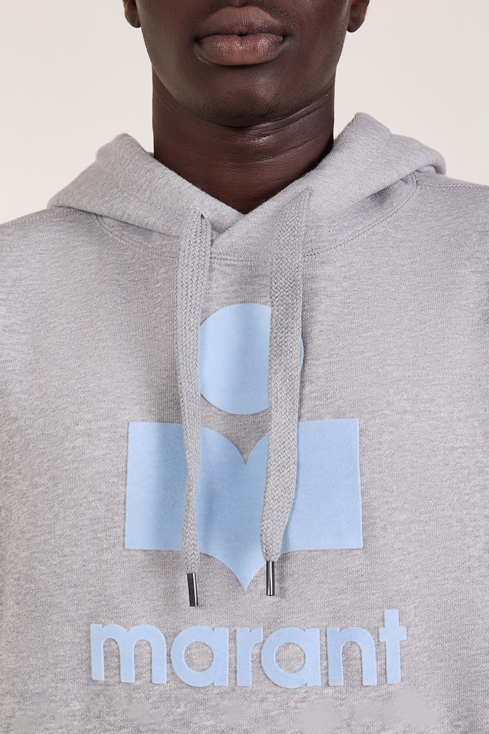 תמונת תקריב דוגמן של סווטשירט קפוצ'ון