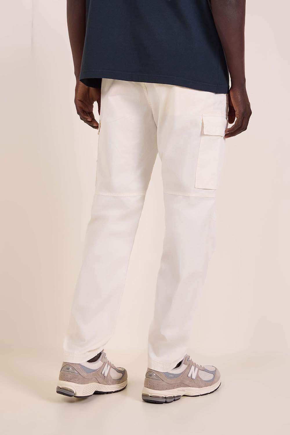 תמונת דוגמן אחורית של מכנסי קרגו בגזרה רגילה