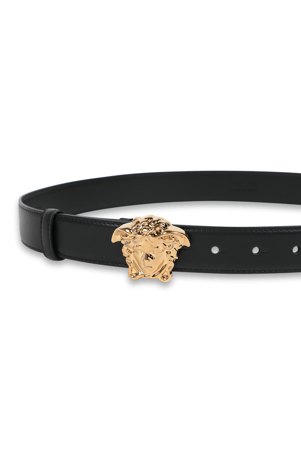תמונת תקריב של חגורת עור שחורה עם ראש מדוזה מוזהב