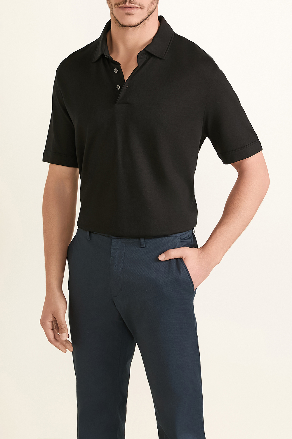 תמונת דוגמן קידמית של חולצת פולו קצרה