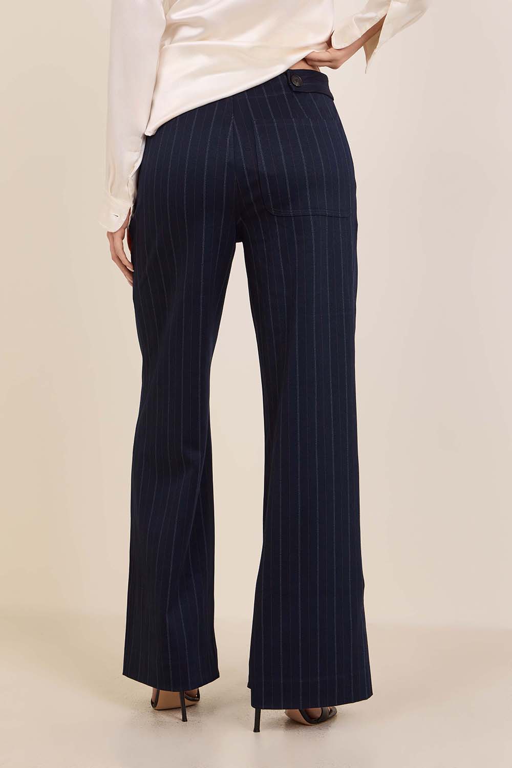 תמונת דוגמן אחורית של מכנסיים מחוייטים