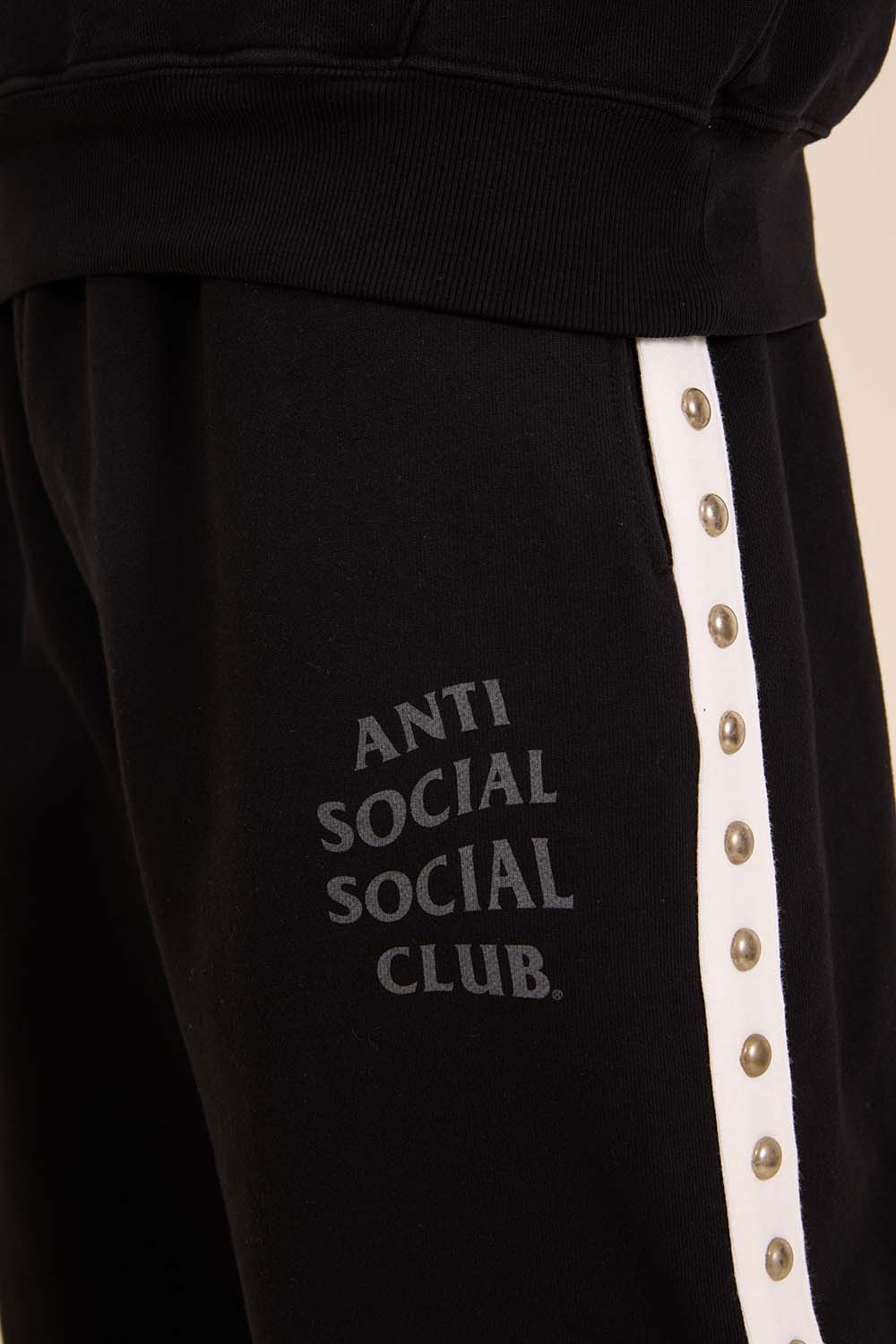 תמונת תקריב דוגמן של מכנסי ג'וגר