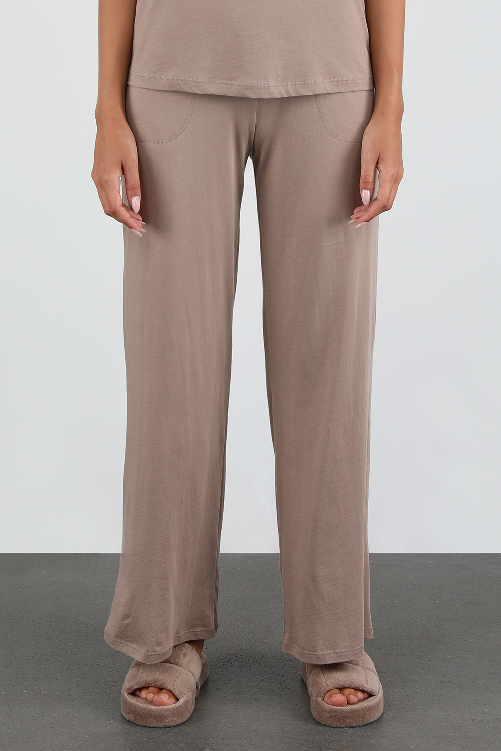 תמונת דוגמן קידמית של מכנסי ג'רסי בגזרה ישרה