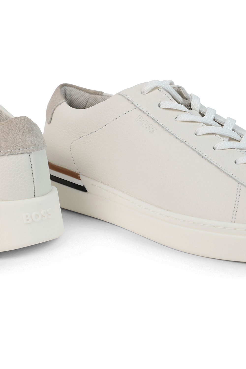 תמונת תקריב של נעלי סניקרס מעור