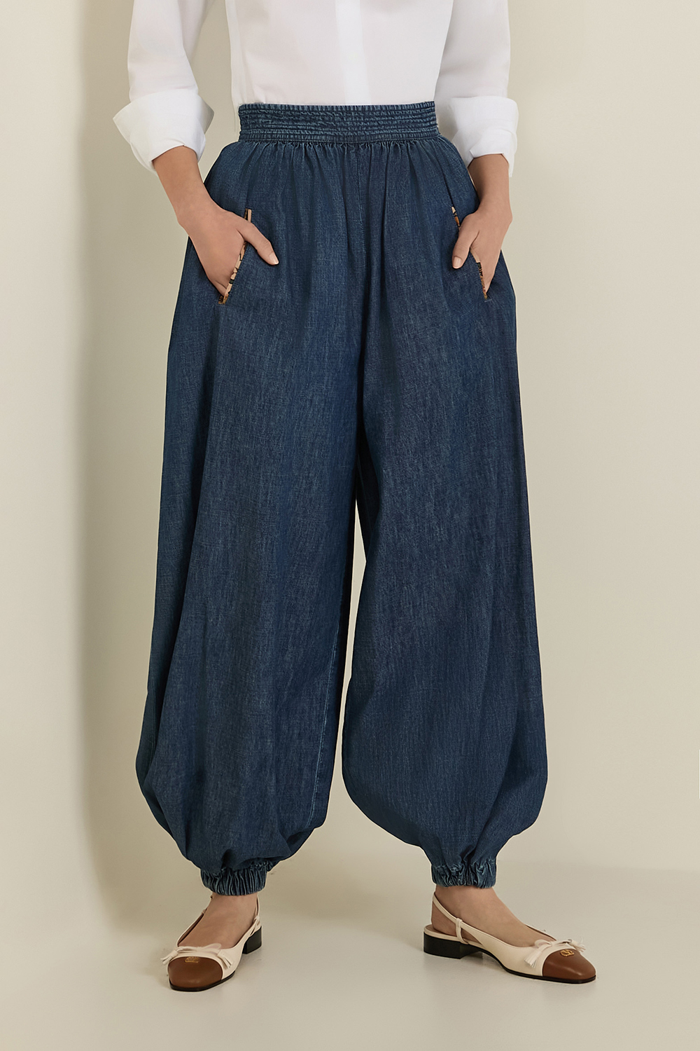 תמונת דוגמן קידמית של מכנסי ג'ינס בלון