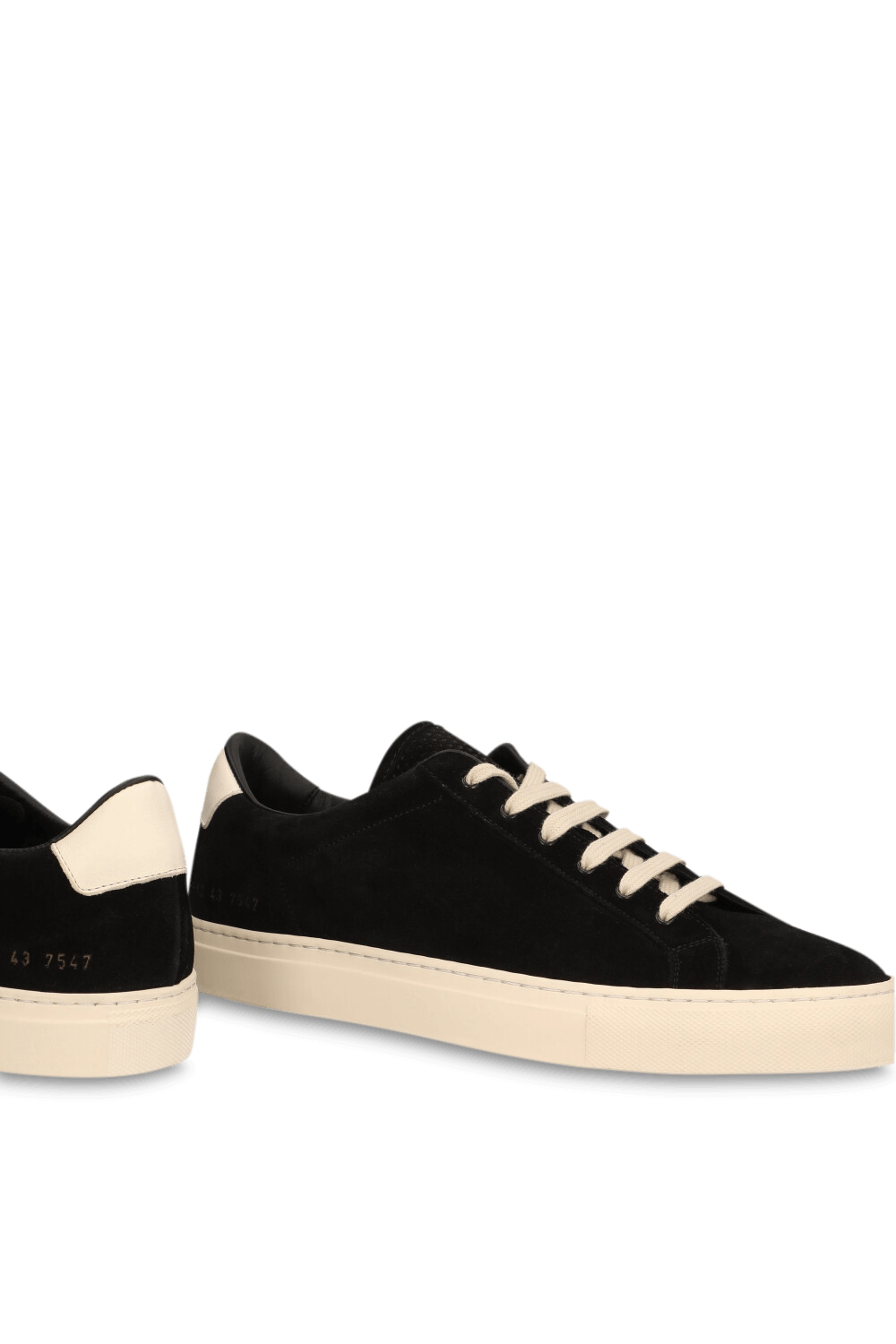 תמונת תקריב של נעלי סניקרס