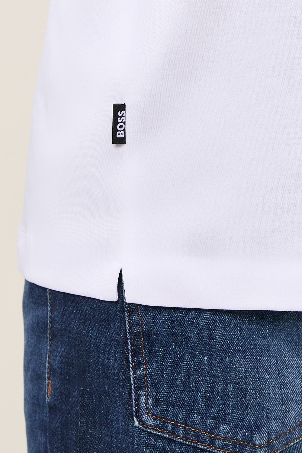 תמונת תקריב דוגמן של חולצת טי סלים פיט