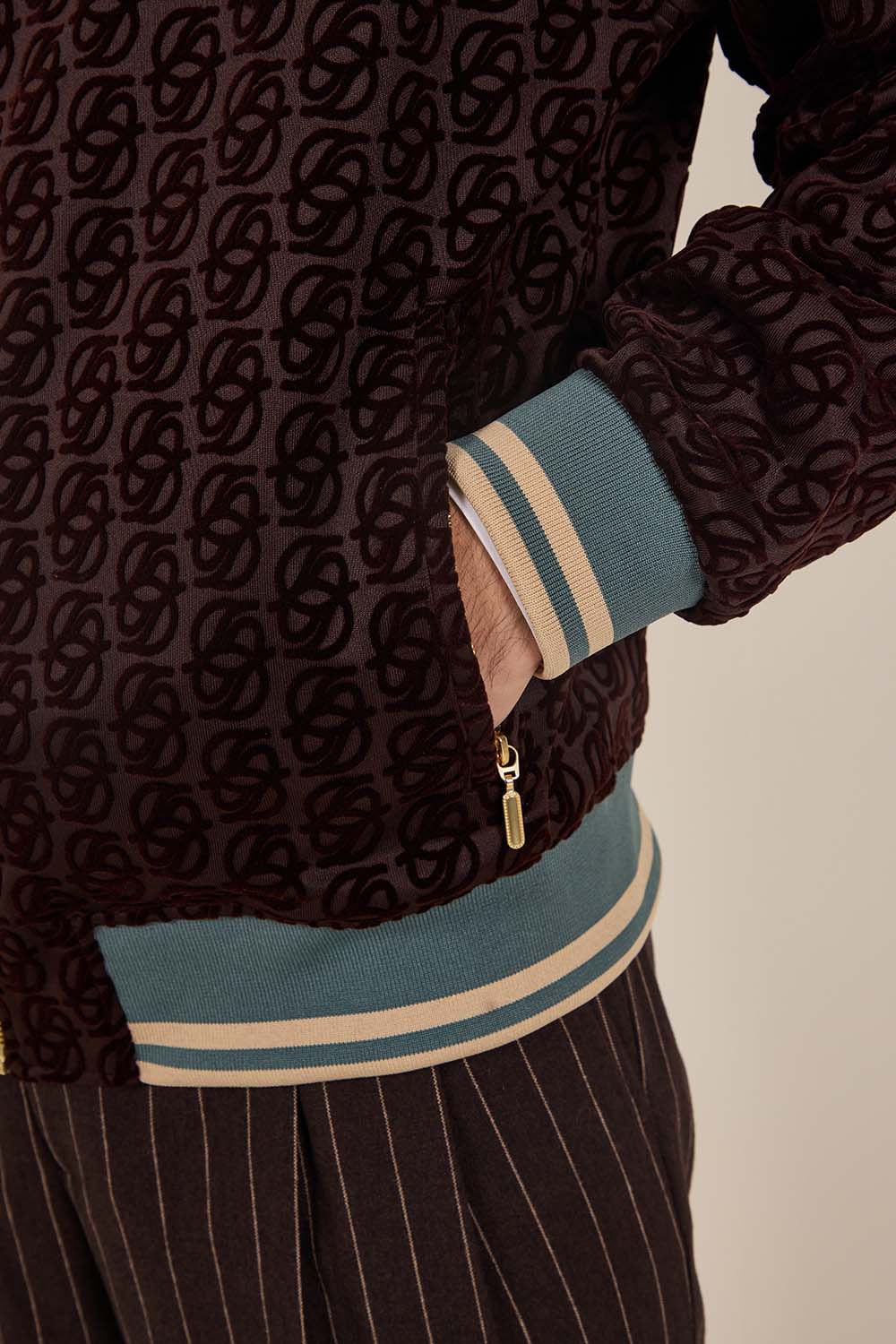 תמונת תקריב דוגמן של ז'קט טרנינג