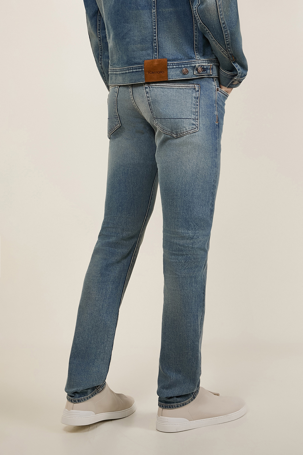 תמונת דוגמן אחורית של מכנסי ג'ינס בגזרה ישרה