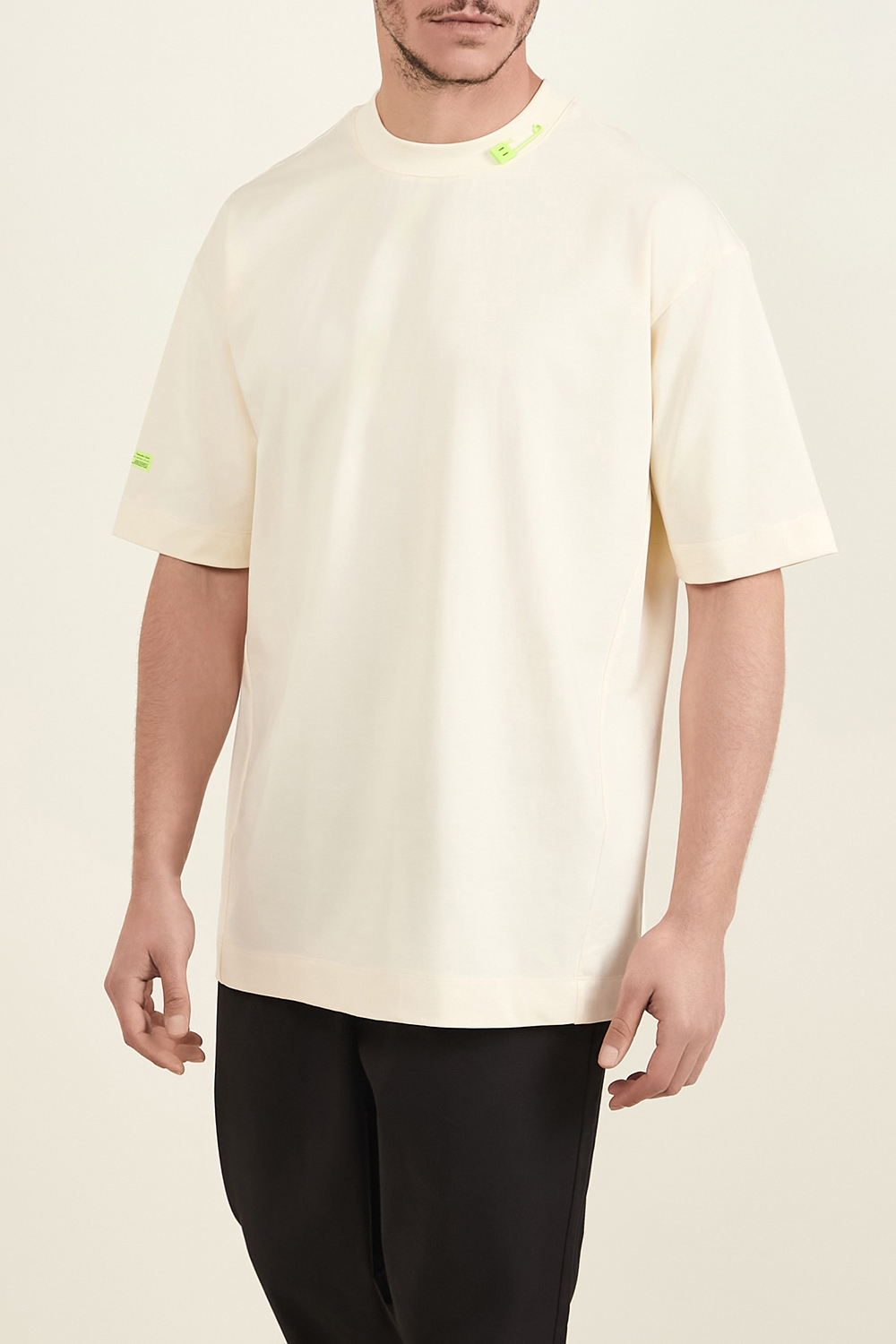 תמונת דוגמן קידמית של חולצת טי אוברסייז