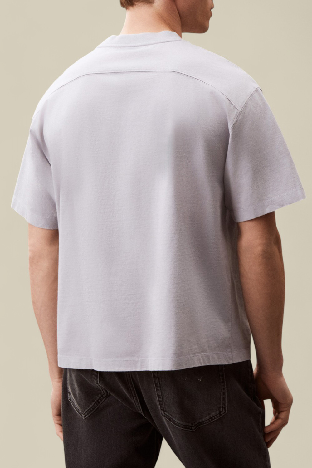 תמונת דוגמן אחורית של חולצת טי