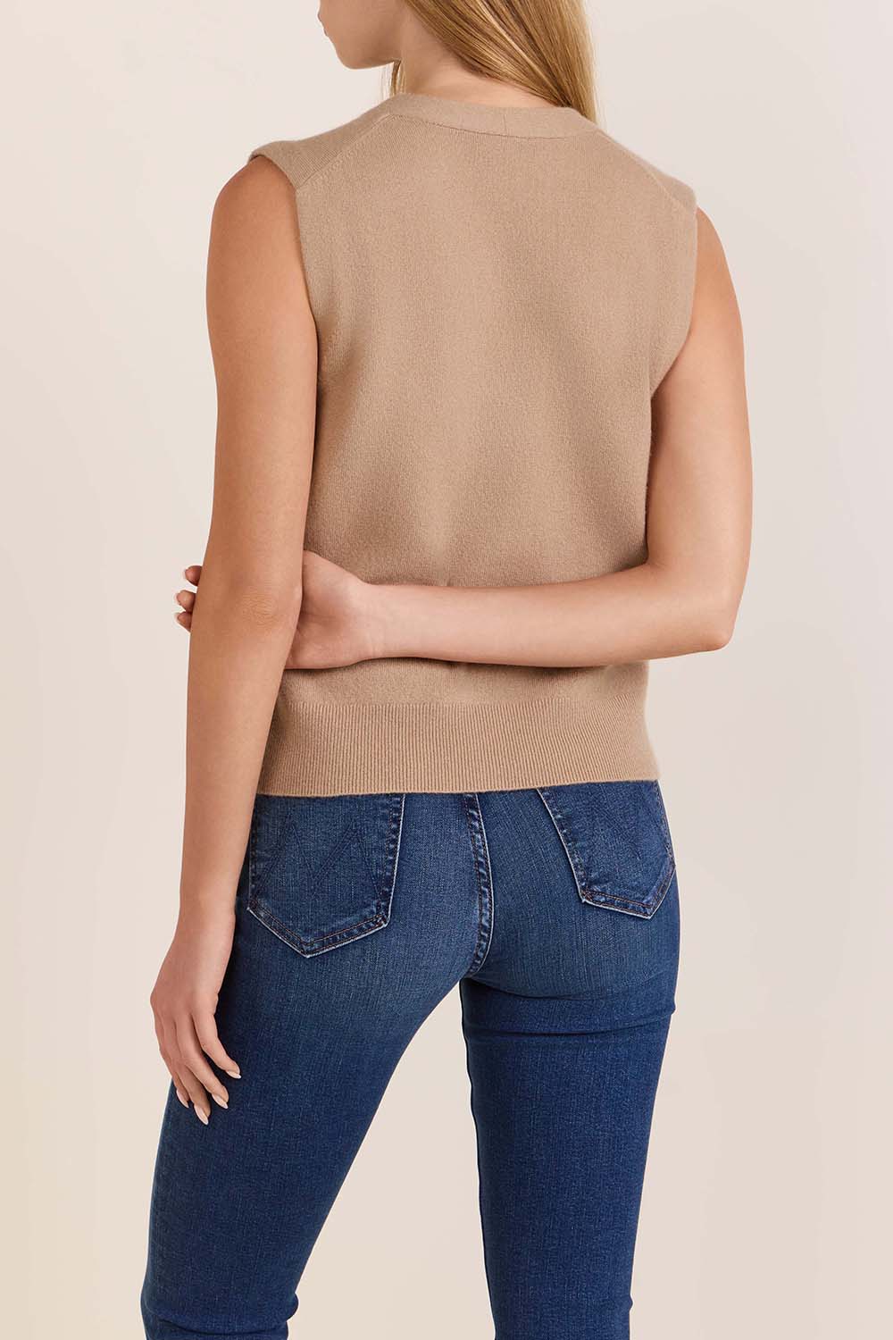 תמונת דוגמן אחורית של וסט צמר