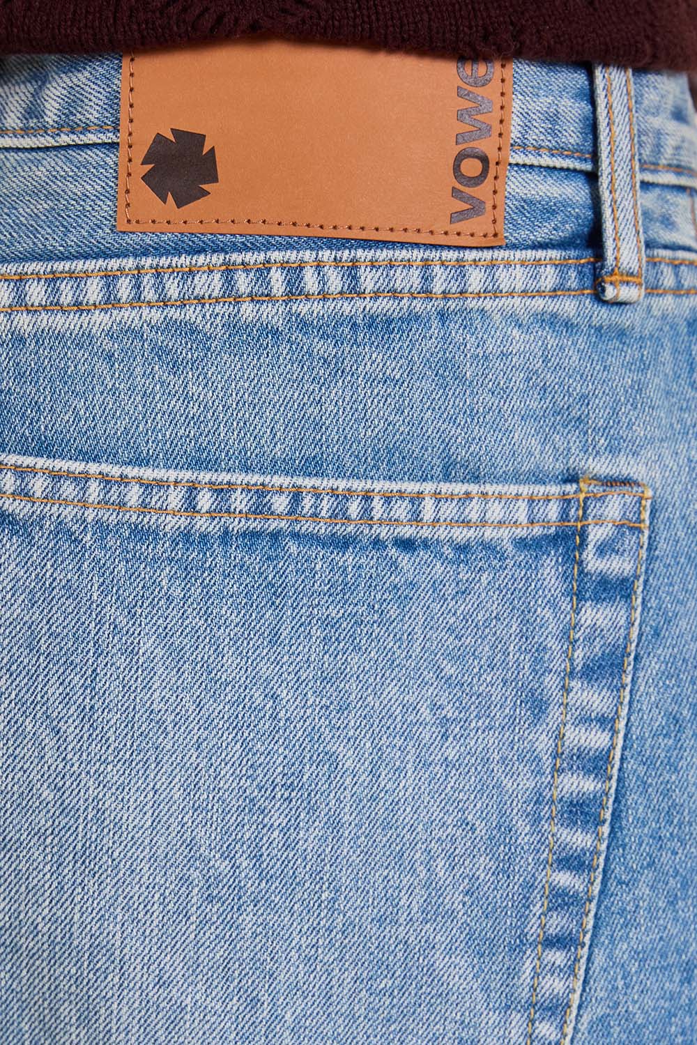 תמונת דוגמן אחורית של מכנסי ג'ינס בגזרת באגי