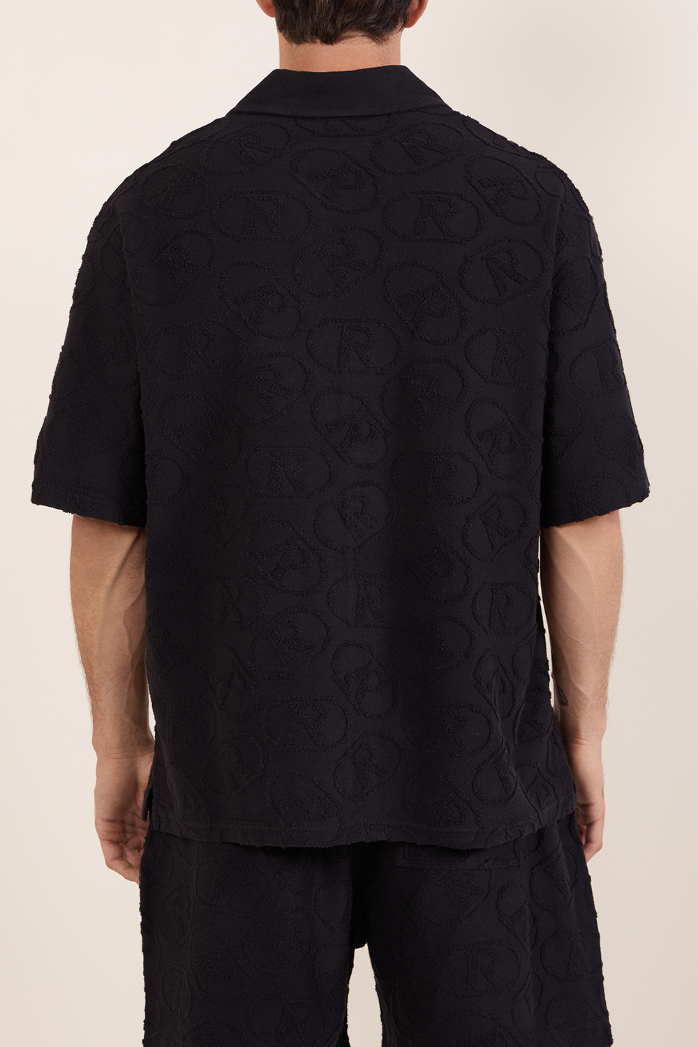 תמונת תקריב דוגמן של חולצה מכופתרת