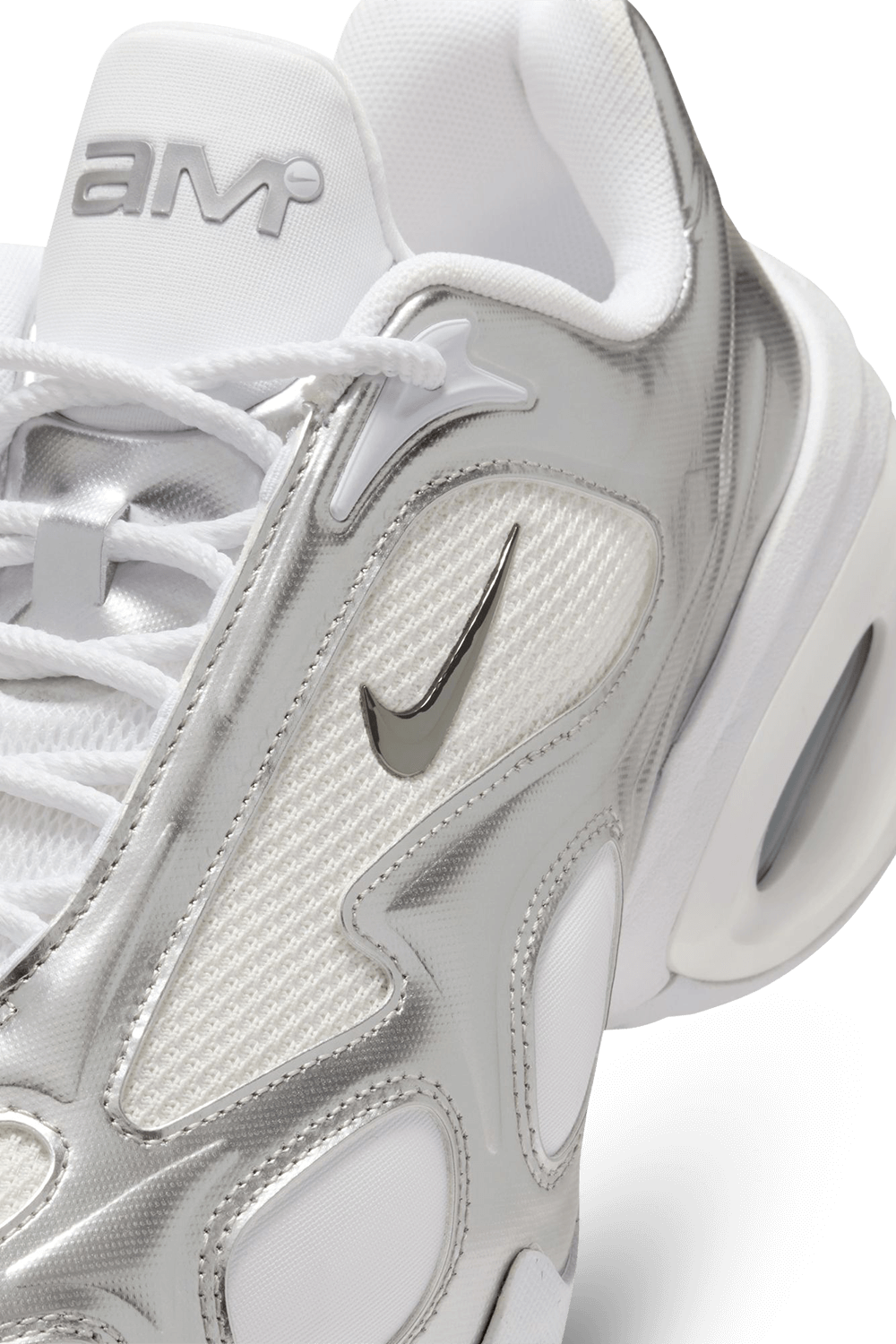 תמונת תקריב של נעלי סניקרס