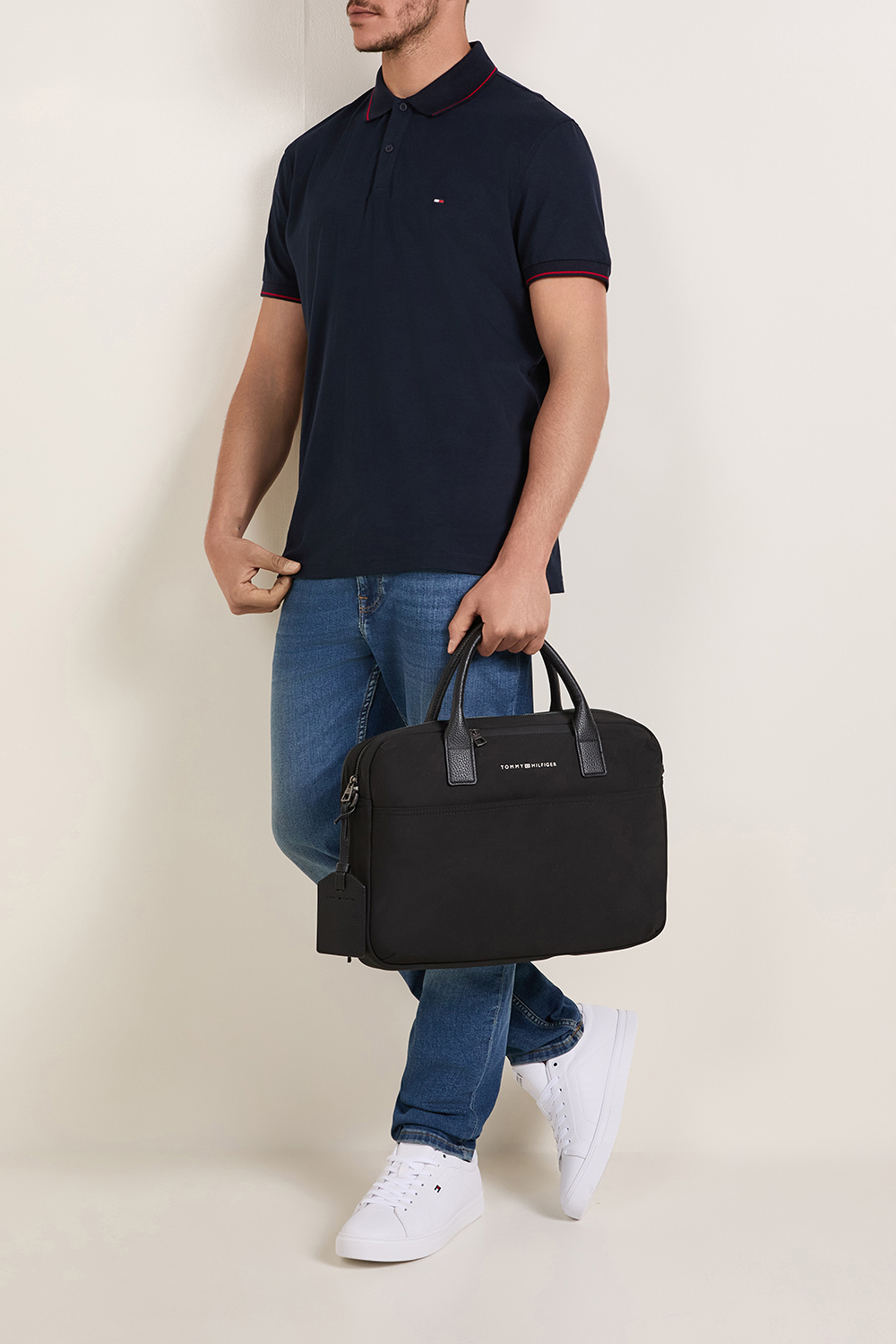 תמונת דוגמן קידמית של נעלי סניקרס