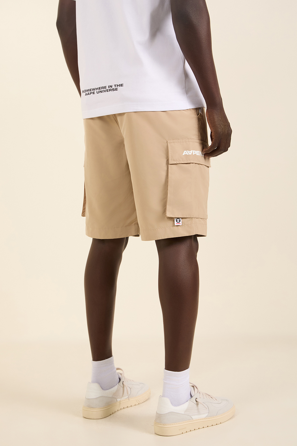 תמונת תקריב דוגמן של מכנסי קרגו קצרים