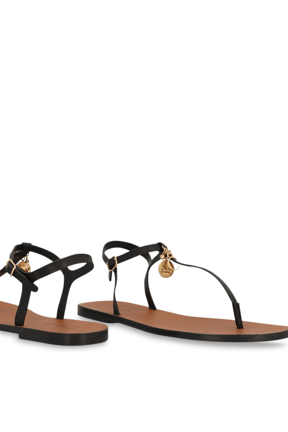 תמונת תקריב של סנדלים