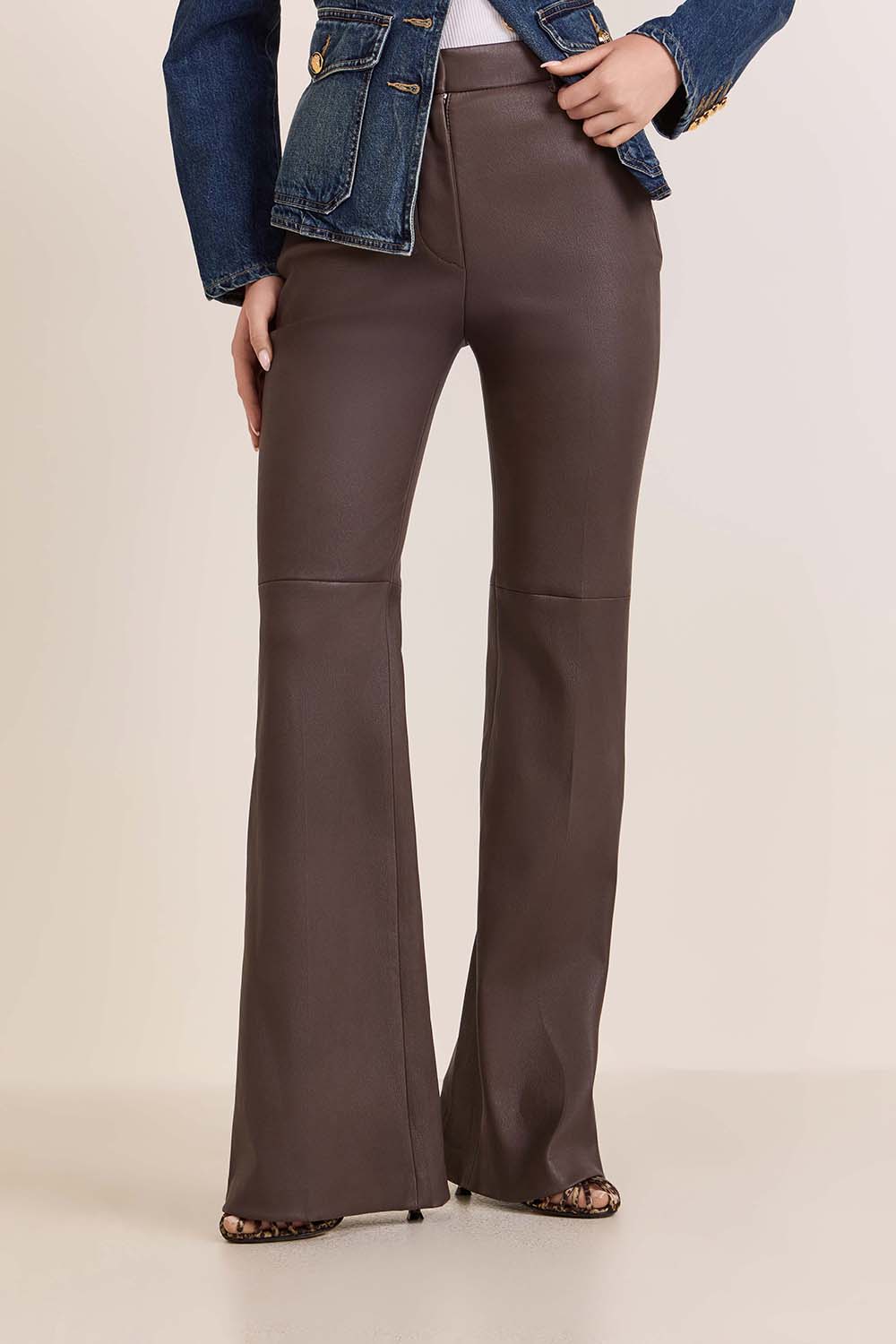 תמונת דוגמן קידמית של מכנסי עור