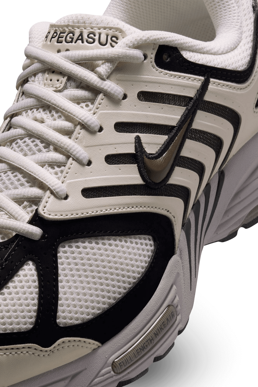 תמונת תקריב של נעלי סניקרס נייקי אייר פגסוס 2005