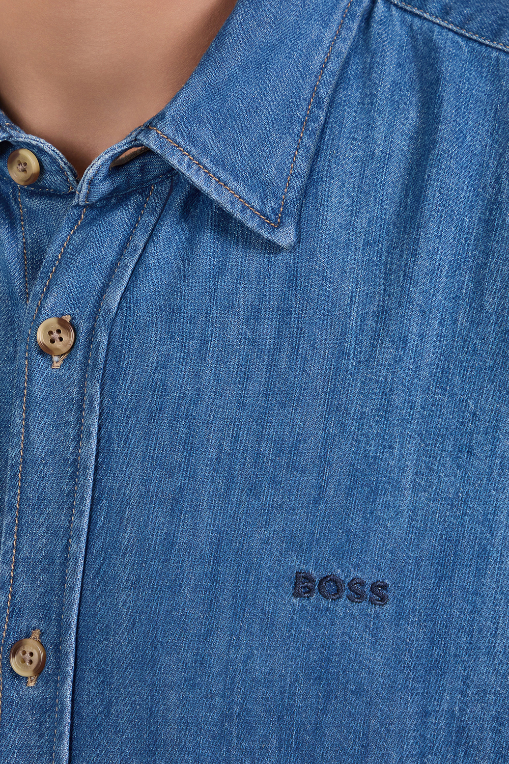 תמונת תקריב דוגמן של חולצת כפתורים ג'ינס