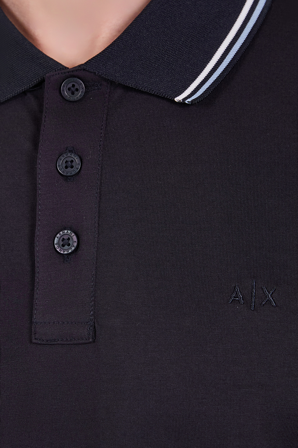 תמונת תקריב דוגמן של חולצת פולו