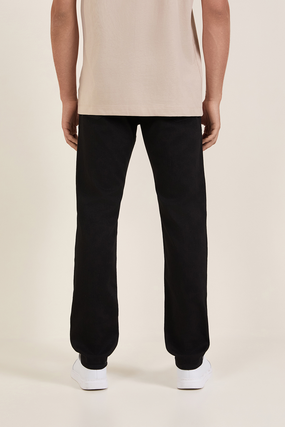 תמונת דוגמן אחורית של מכנסי ג'ינס סלים פיט