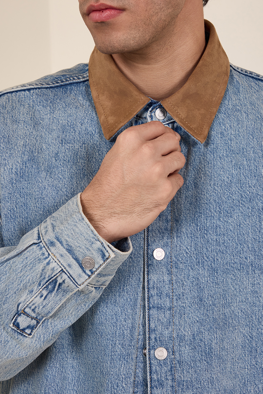 תמונת תקריב דוגמן של חולצת ז'קט גי'נס אוברסייז