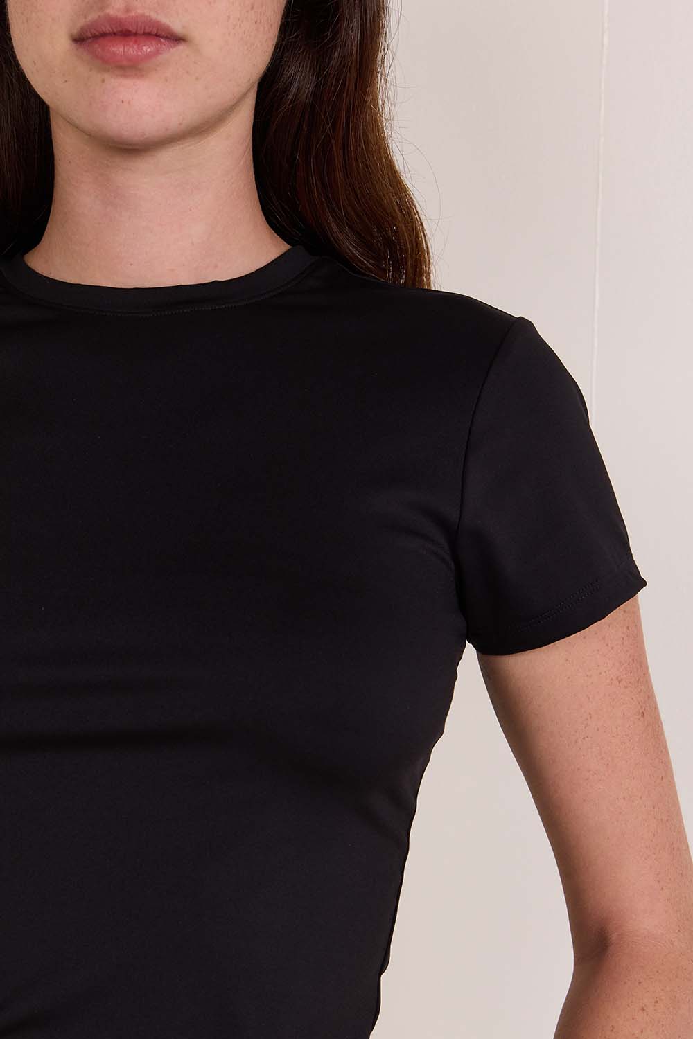 תמונת תקריב דוגמן של חולצת בייבי טי