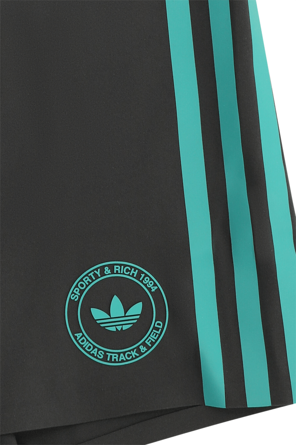 תמונה קידמית של טייץ בייקר אדידס X ספורטי אנד ריץ'