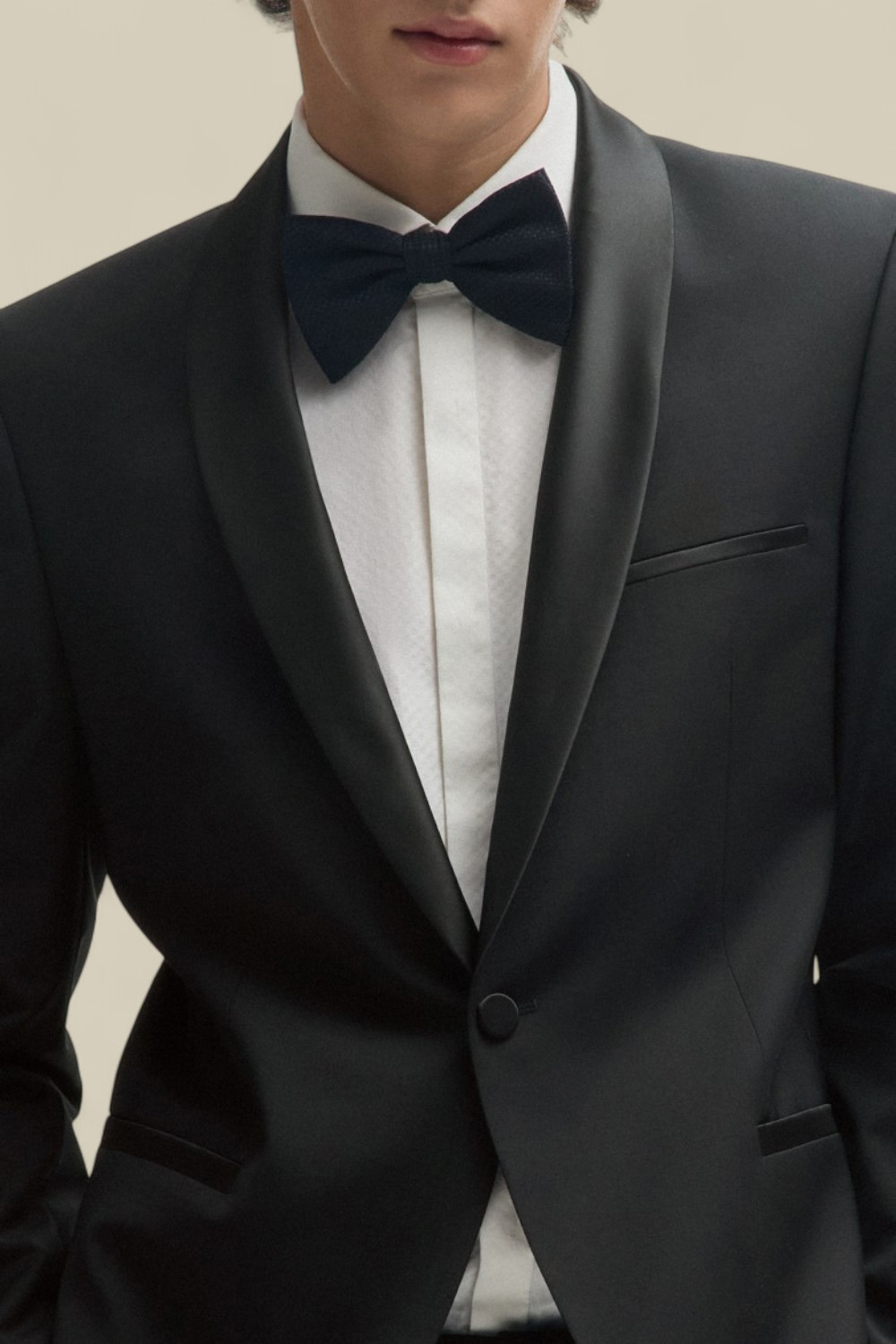 תמונת תקריב דוגמן של בלייזר מחויט