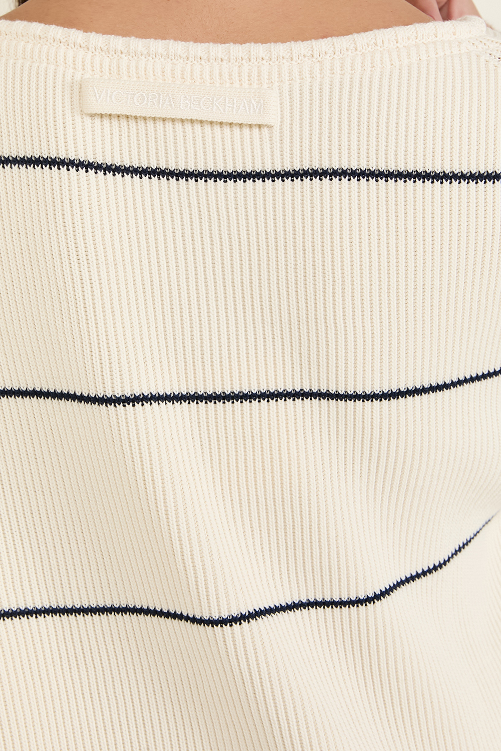 תמונת תקריב דוגמן של שמלת כותנה ומשי