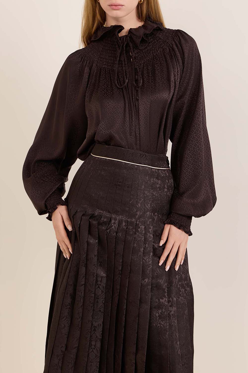 תמונת דוגמן קידמית של חולצת משי