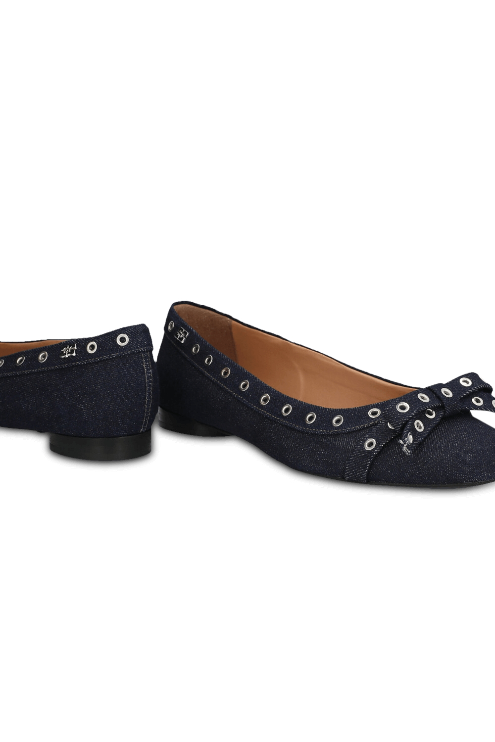 תמונת תקריב של נעלי בלרינה ג'ינס