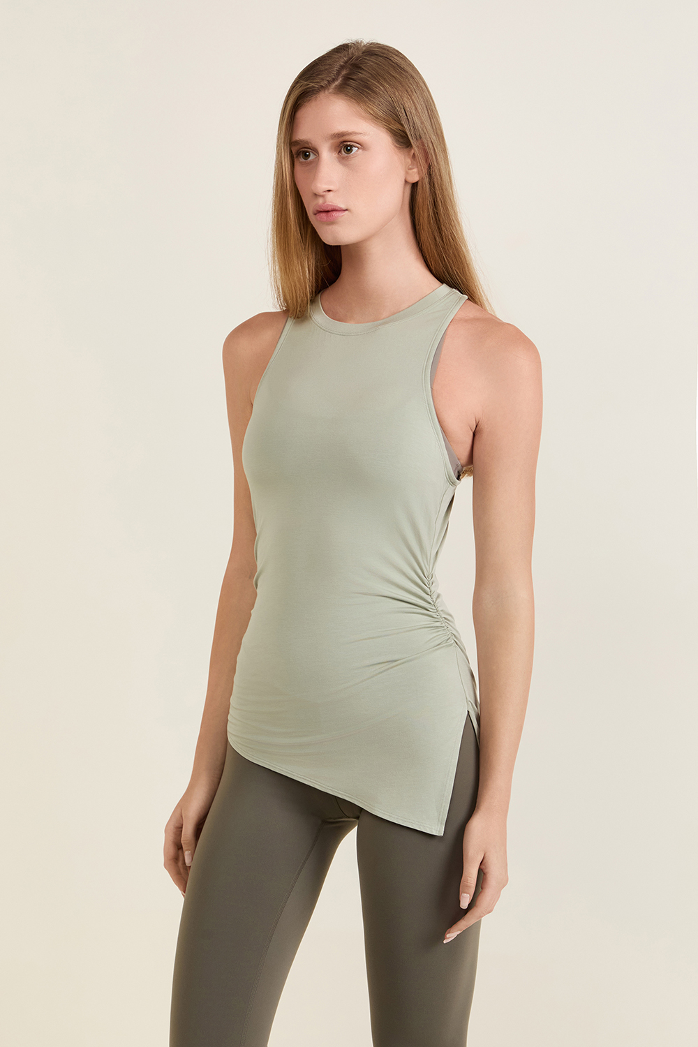 תמונת דוגמן קידמית של Modal-Silk Asymmetrical-Hem T-Shirt
